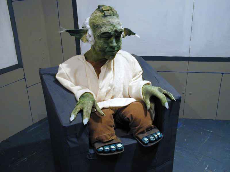 [Yoda+in+Jedi+Council+-+close+from+side.jpg]