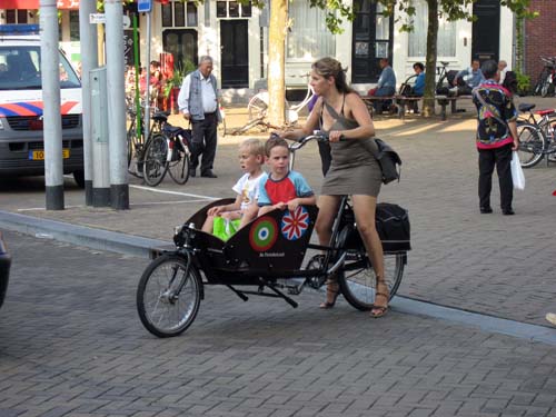 [amsterdam_bikes.jpg]
