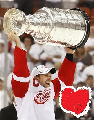 [lidstrom+with+cup.jpg]