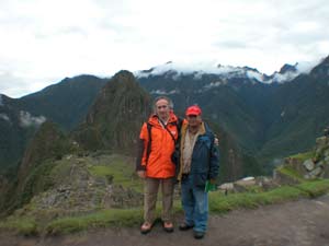 [Antonio+Canals+con+un+investigador+peruano+en+las+ruinas+de+Machu+Picchu+-+Foto+IPHES.jpg]