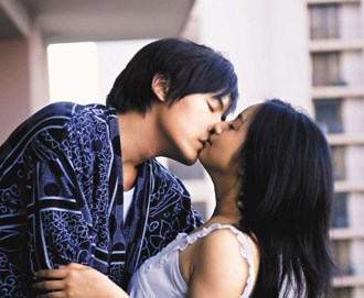 [they+kiss+again+02.jpg]