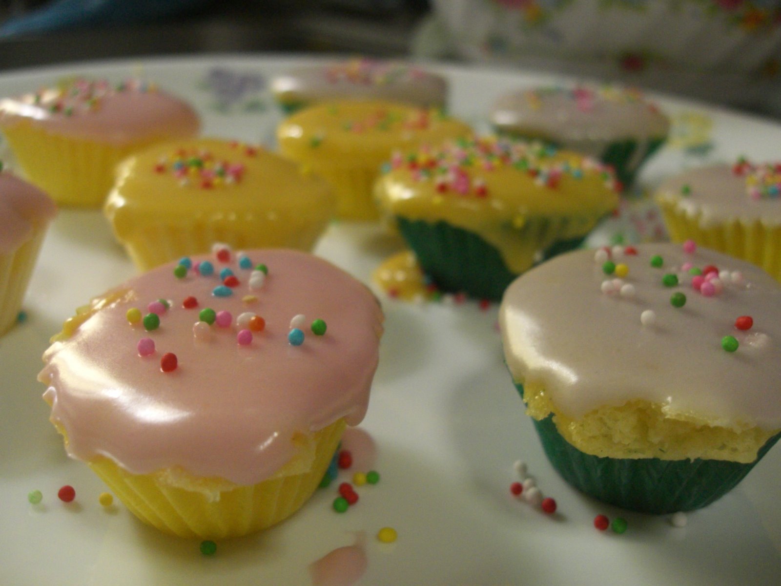 [cupcakes+1.JPG]
