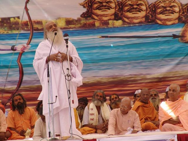 [AsaramJI_Bapu_addressing_the_Dharma_Sabha.jpg]