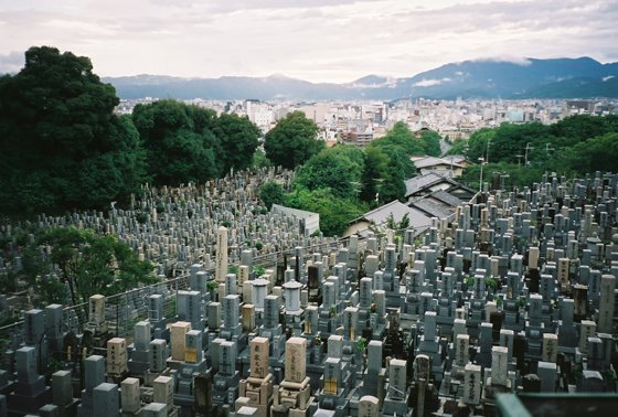 [ss-kyoto-graveyard.jpg]