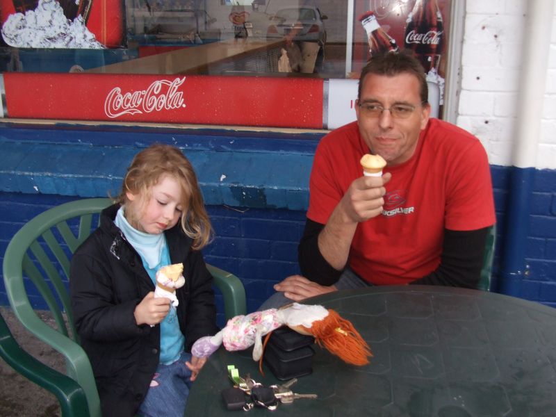 [Stella+and+Daddy+eating+icecream.jpg]