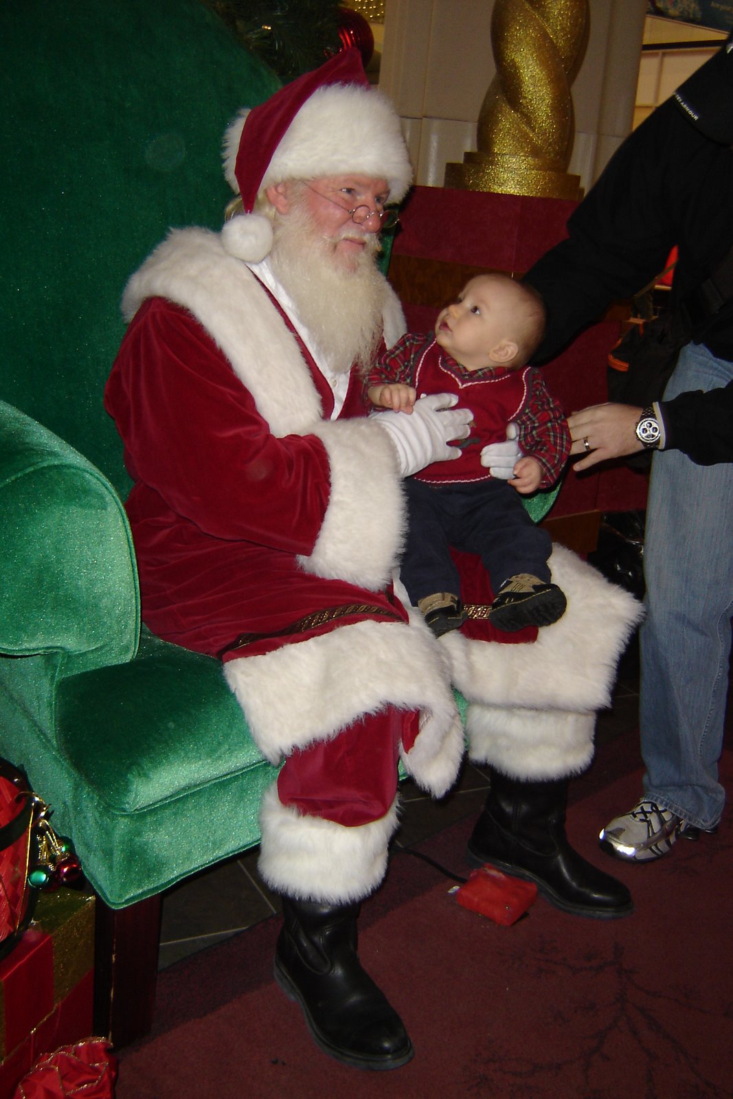 [First+Glimpse+of+Santa.jpg]