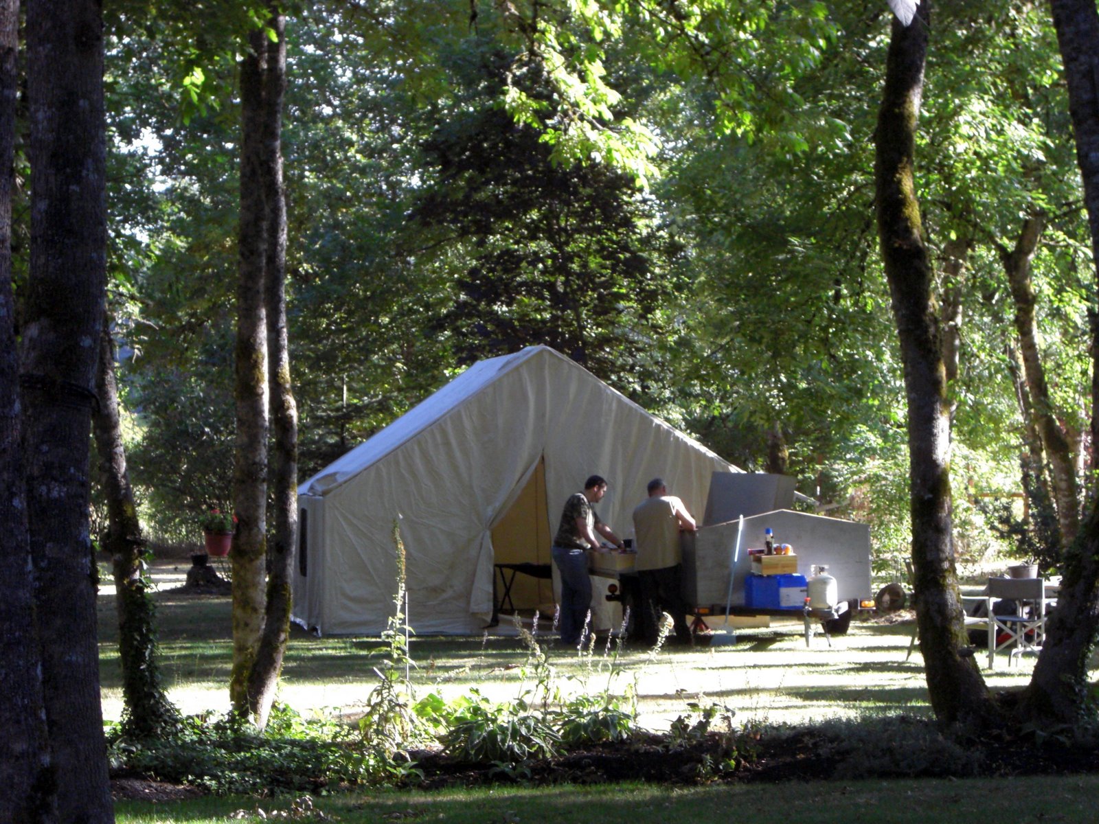 [backyard+camping+#2.JPG]