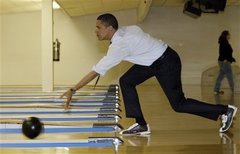 [medium_080330_barack_obama_bowling.jpg]