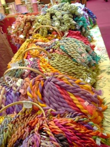 [French+market+beautiful+clumps+of+wool+yarns+pic.bmp]