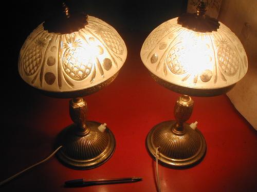 2 lamparitas opalina y bronce