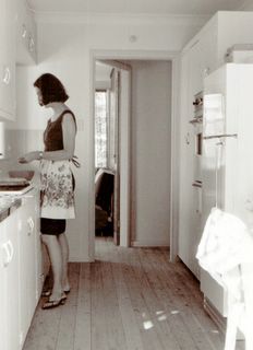 [early+60s+housewife+in+kitchen.jpg]