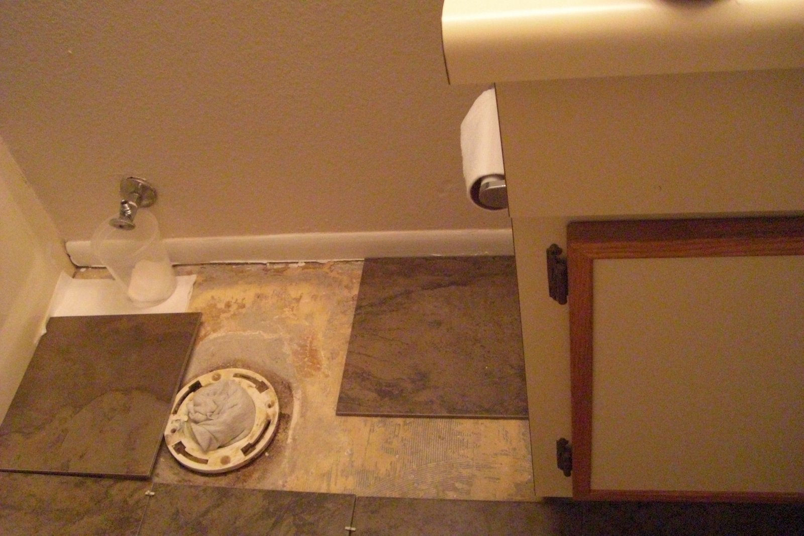 [B+w+out+toilet+tile+layout.JPG]