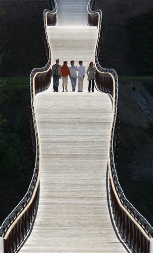 [Ponte+de+madeira+mais+longa+da+Europa+(240+metros).+Ronnenburg,+Alemanha.jpg]