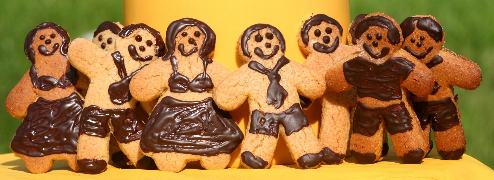 [Holiday+Gingerbread+folk.JPG]