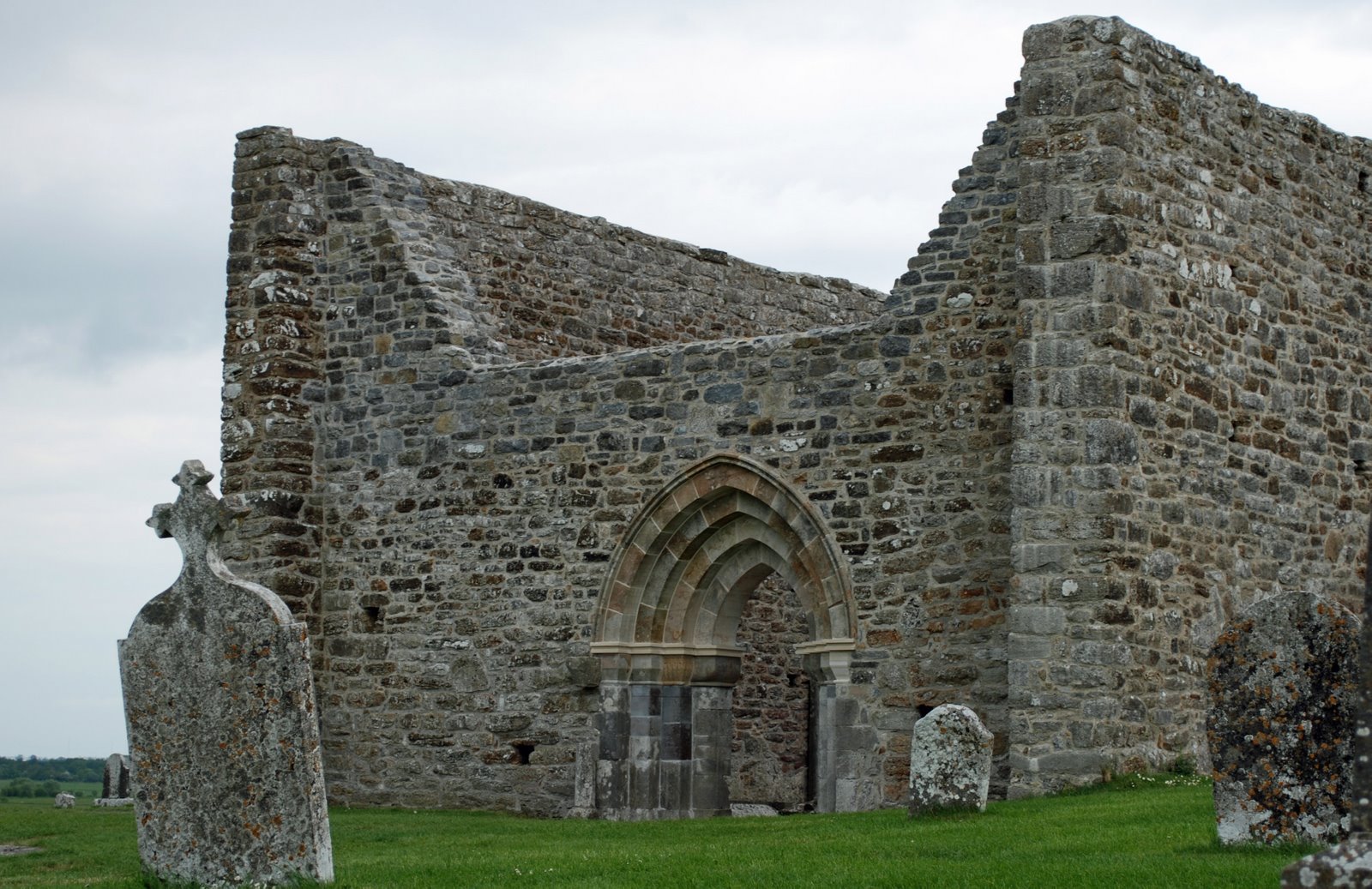 [080519_Clonmacnoise-cathedral.jpg]