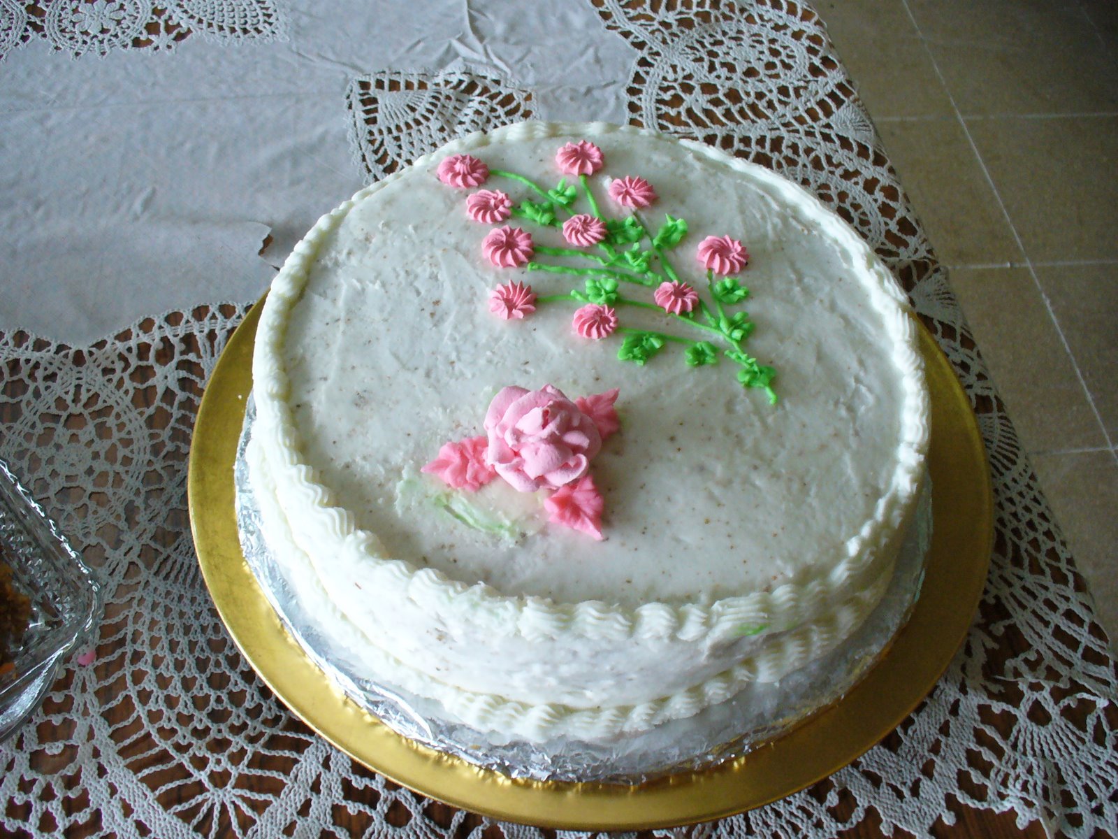 [roses+on+cake.JPG]