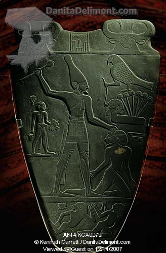 [egito++Pharaohs,+Egyptian+Museum,+Narmer+Palette+commemorates+victories,+King+Narmer+smites+captive+with+mace,+White+Crown,+3000+BC.jpg]