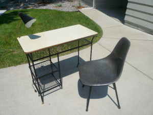 [7.22+-+Desk+and+Fiberglas+Chair.jpg]