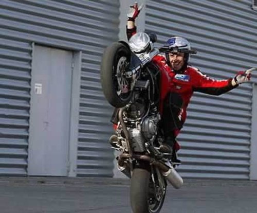 [motor-cycle-stunts-007.jpg]