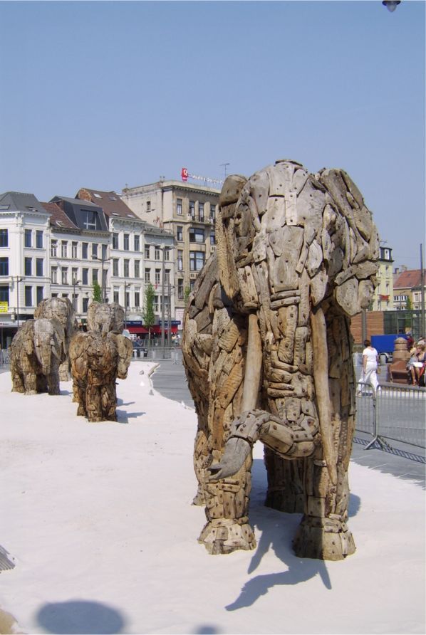 [2007-04-28-olifanten-int-stad-1.jpg]