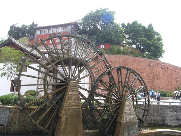 [water-wheel-old-town-lijiang-china.jpg]