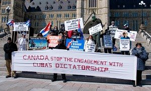 Protestan cubanos ante el Parlamento Federal en Otawa-Canada Canadian+foundation+otawa