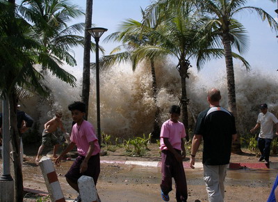 [2004_tsunami_Thailand_resize.jpg]