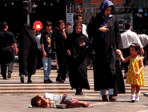 [فقر+در+ایران+۳+بچه+ئی+که+روی+زمین+خوابیده+و+گدائی+میکند..jpg]