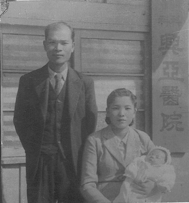 [Cheng+family+1943.jpg]