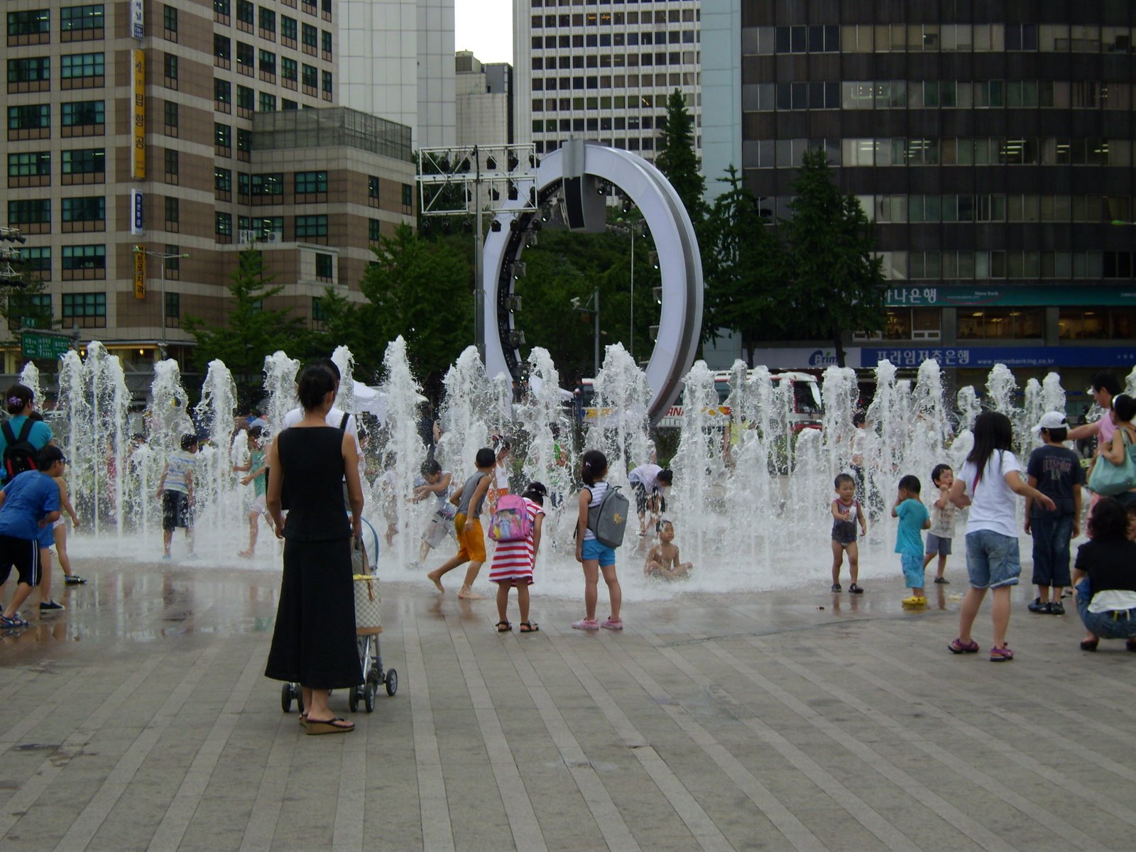 [Fountain+in+Seoul.JPG]