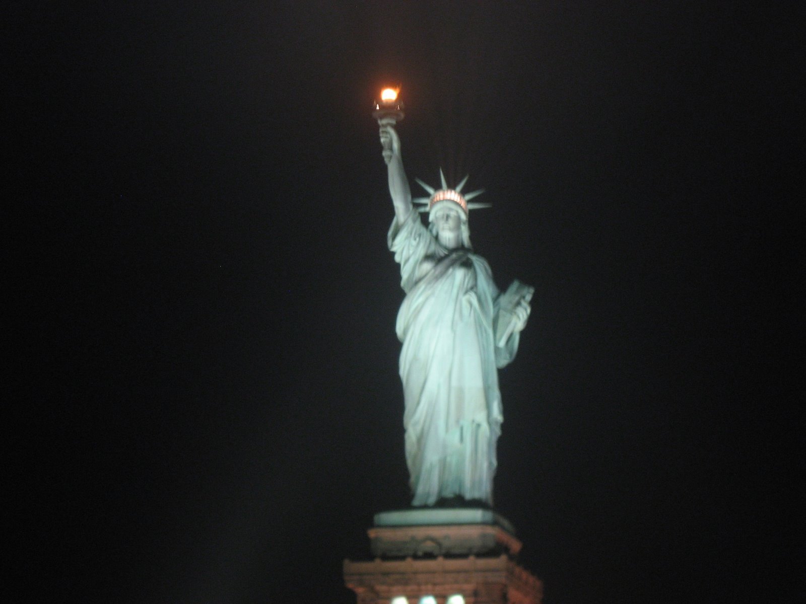 [Lady+Liberty+at+night.jpg]