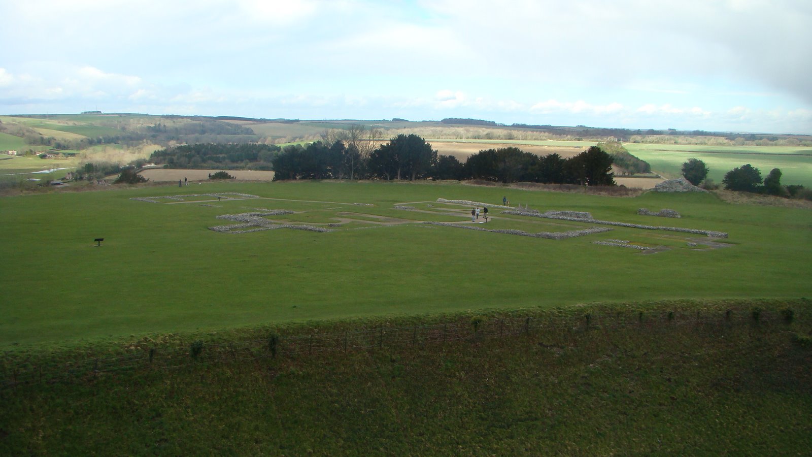 [Remains+of+the+cathedral++at+Old+Sarum.jpg]
