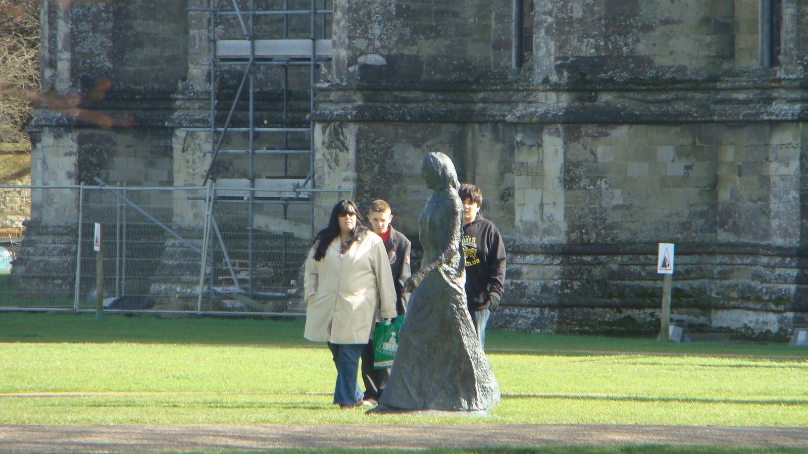 [Statue+of+the+Madonna+Salisbury+Cathedral.jpg]
