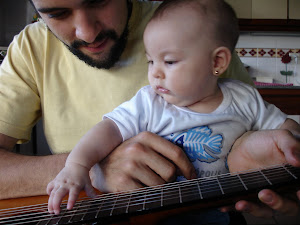 Tocando la guitarra del Tío Diego