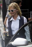 [th_63793_Celebutopia-Kirsten_Dunst_On_the_set_of_her_new_movie_in_London-08_122_1033lo.jpg]