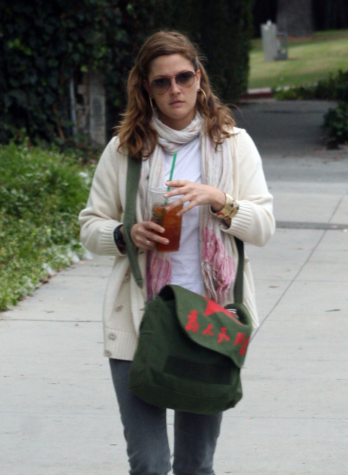 [37927_Celebutopia-Drew_Barrymore_walking_in_Beverly_Hills_with_her_iced_starbuck6s_Coffee-12_122_347lo.jpg]