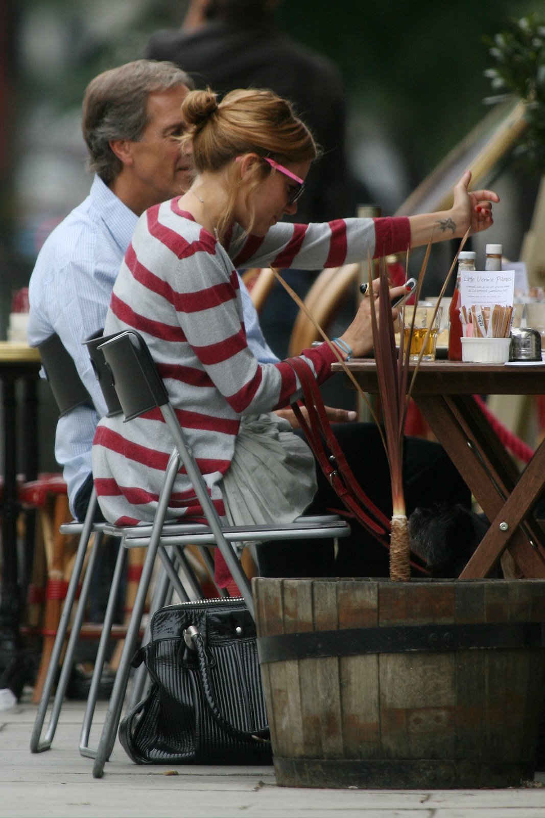 [17574_Celebutopia-Sienna_Miller_enjoys_brunch_with_her_dad_at_a_restaurant_near_her_London_home-12_122_581lo.jpg]