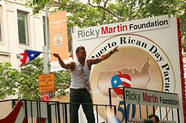 [370px-Ricky_Martin_at_the_National_Puerto_Rican_Day_Parade.jpg]
