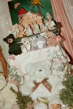 [Holiday+2002+PRINCIPAL+BEDROOM,+View+of+Cherished+Teddies+Nativity+with+Bears.jpg]