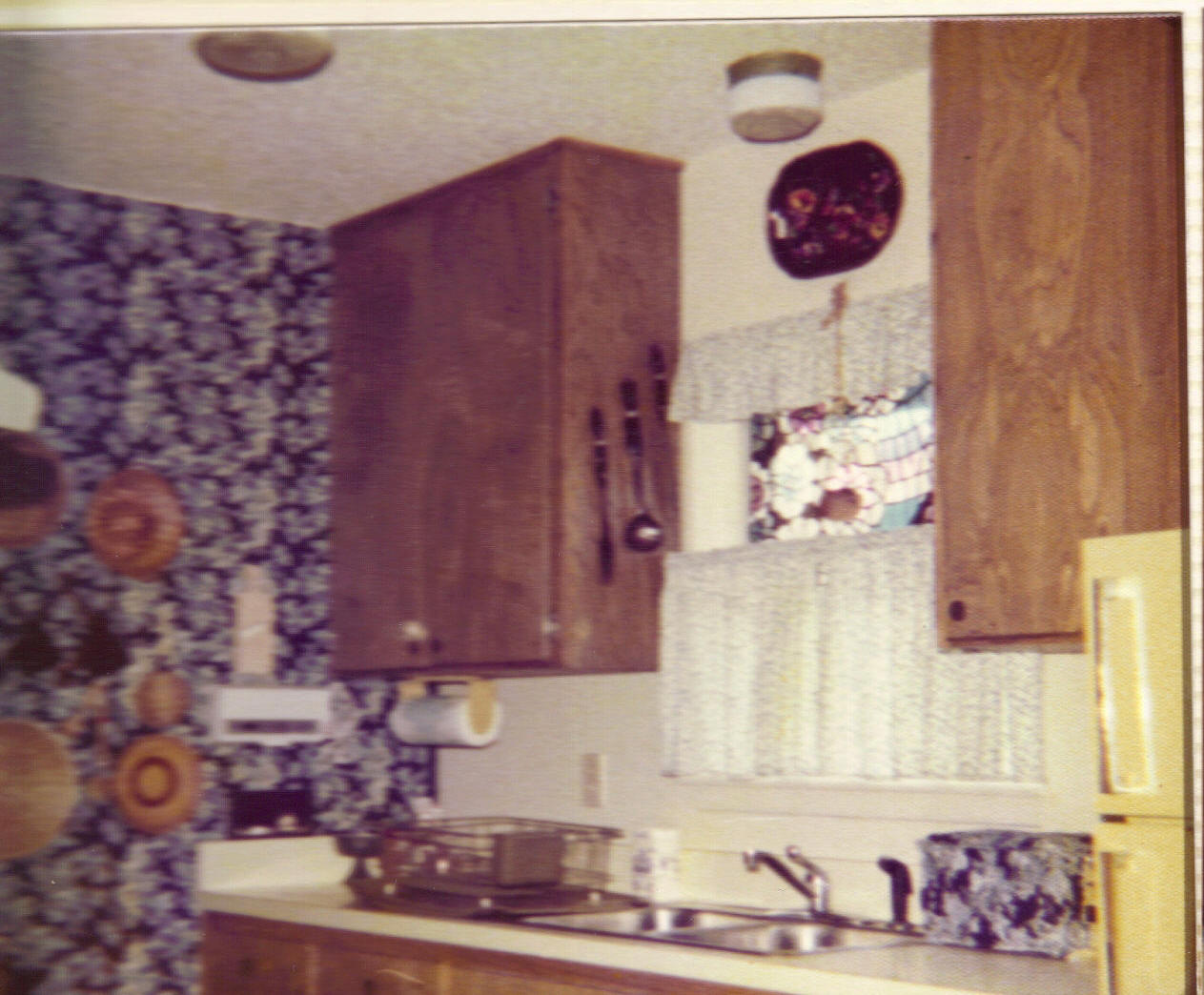 [Texas+Apt.+1975+photos+kitchen+window.jpg]