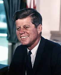 [204px-John_F._Kennedy,_White_House_color_photo_portrait]