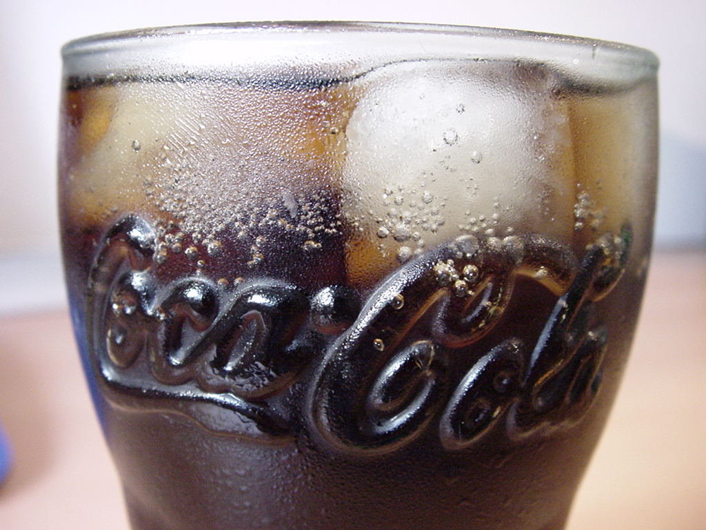 [Coca-Cola_Glas_mit_Eis.jpg]