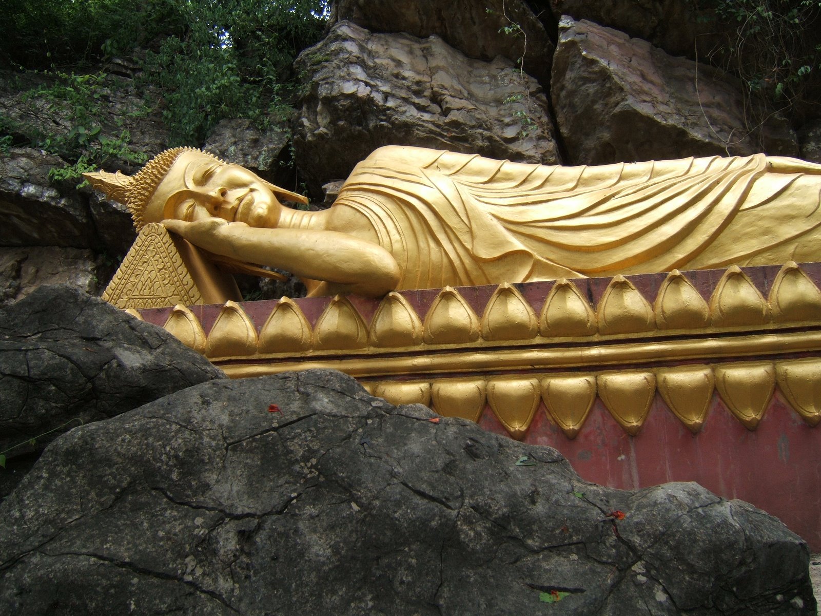 [Luang+Prabang--++Mount+Phousi--+Daily+Buddha+2.JPG]