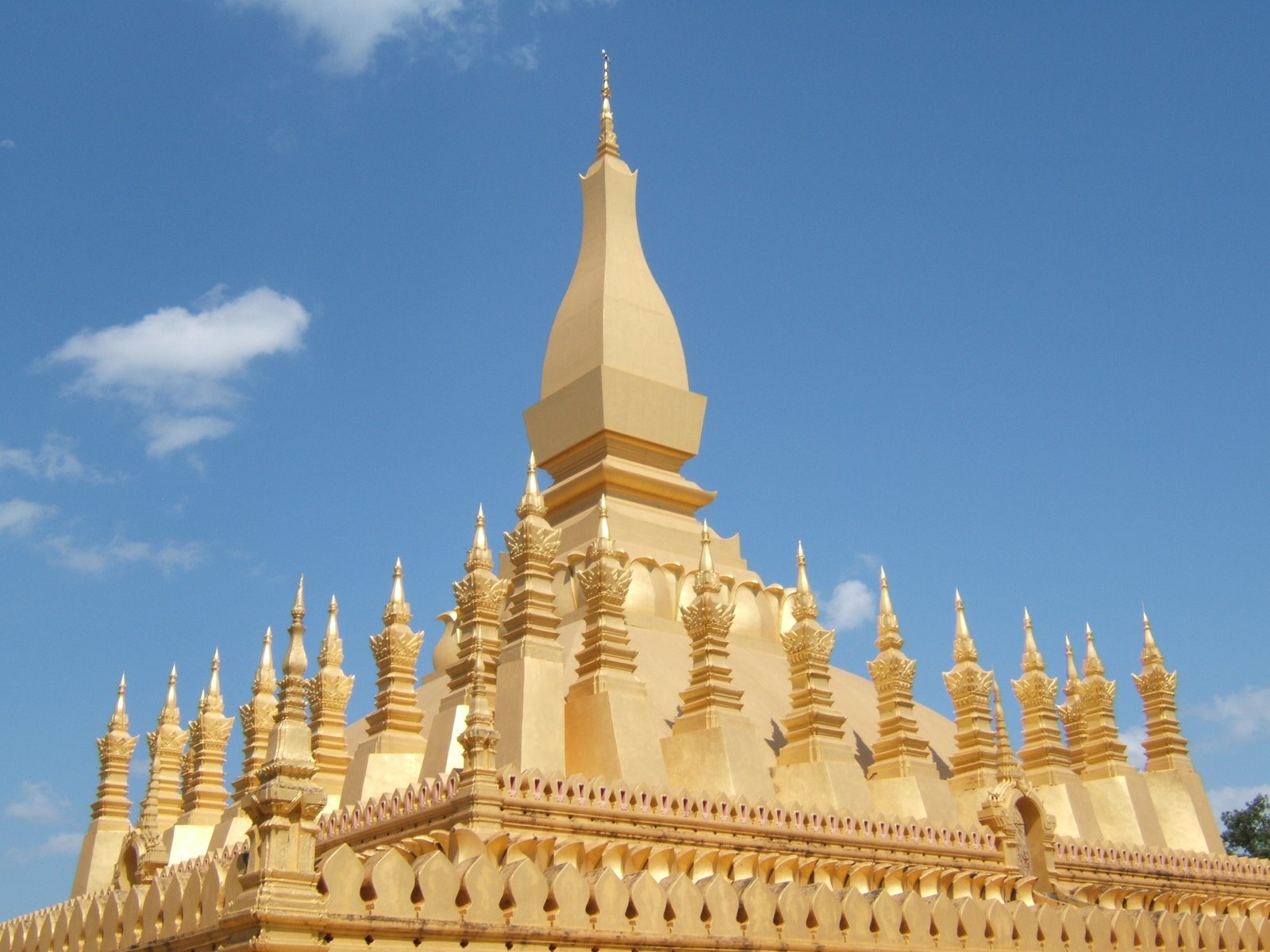 [Vientiane--+Pha+That+Luang--+golden+brilliance.JPG]