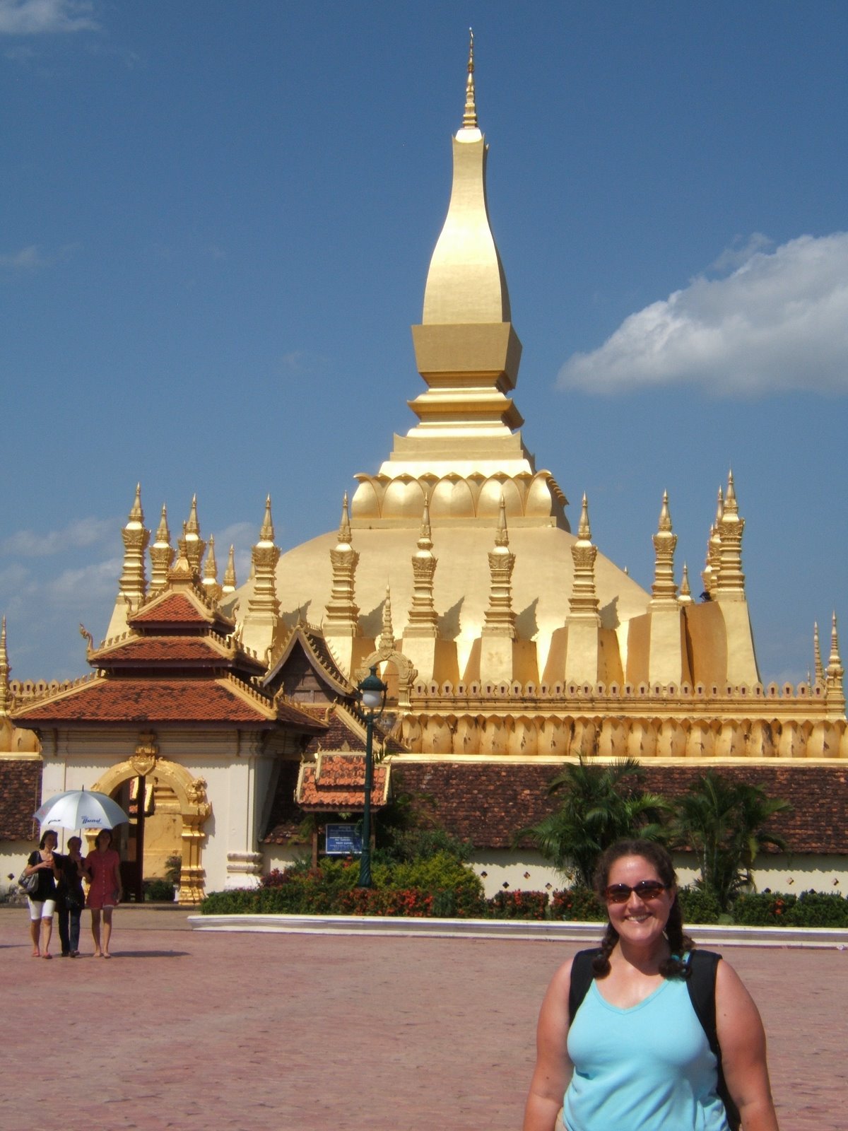 [Vientiane--+Pha+That+Luang...+me+in+front.JPG]