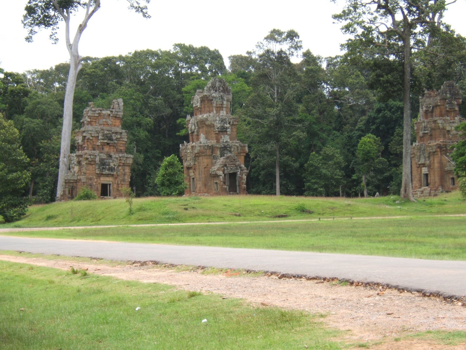 [Angkor+Thom--++South+Kleang.JPG]
