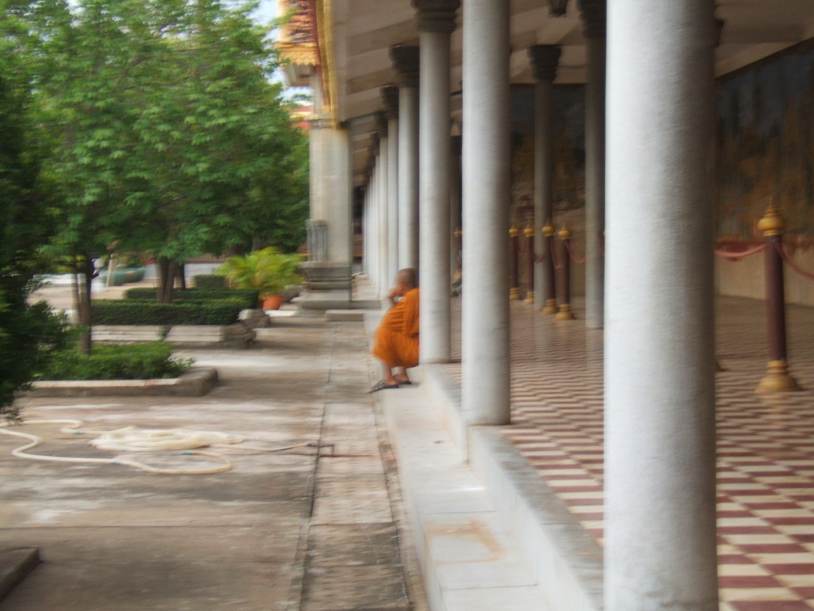 [Phnom+Penh--+Royal+Palace--+A+pondering+monk.JPG]