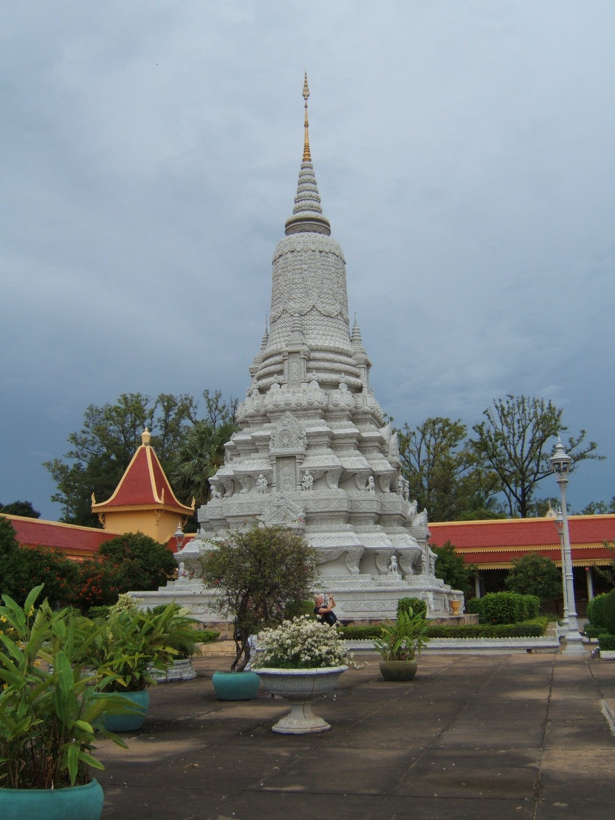 [Phnom+Penh--+Royal+Palace--+Stupa.JPG]