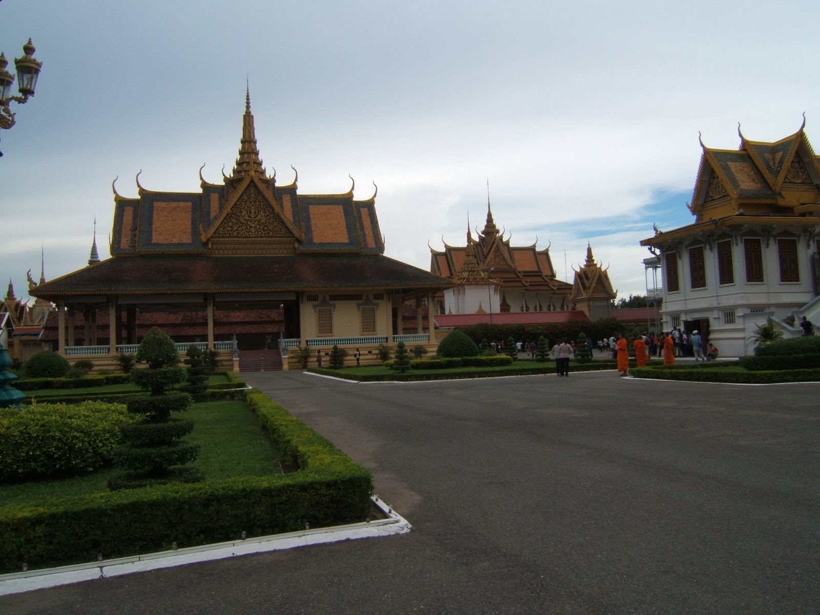 [Phnom+Penh--+Royal+Palace--+View+of+the+complex.JPG]