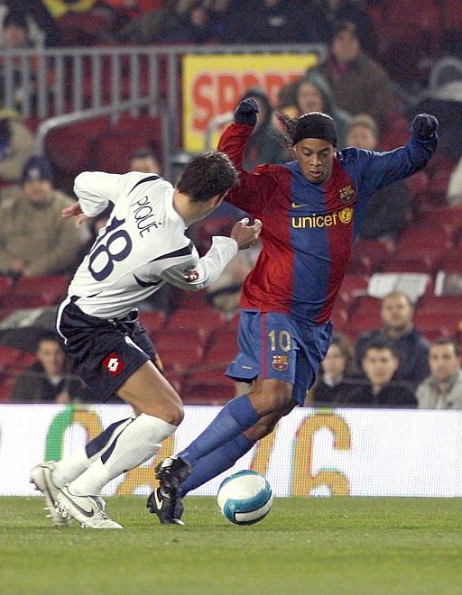 [Ronaldinho+y+Pique+-+EFE.jpg]